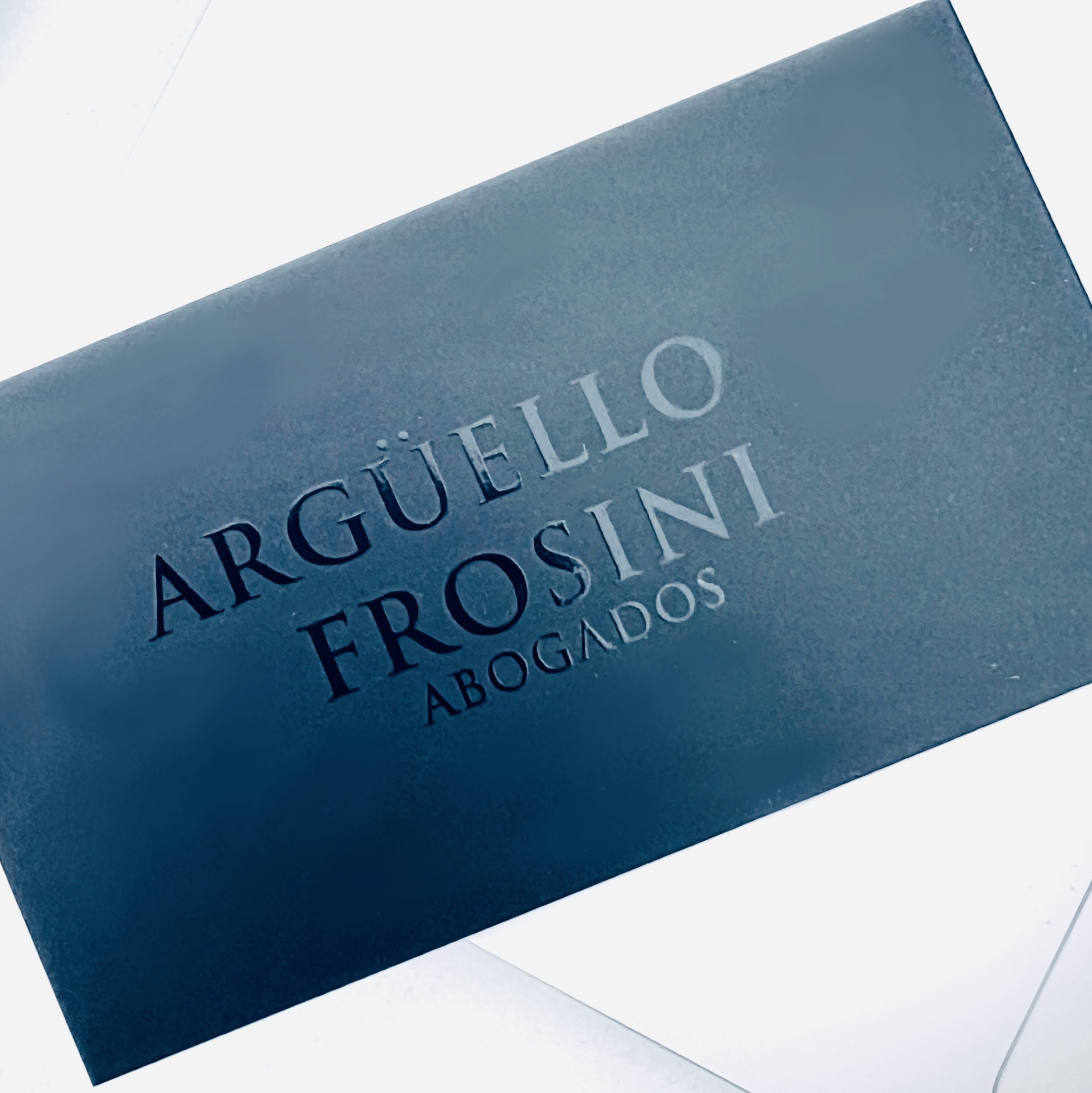 Trabajador petrolero con casco de seguridad